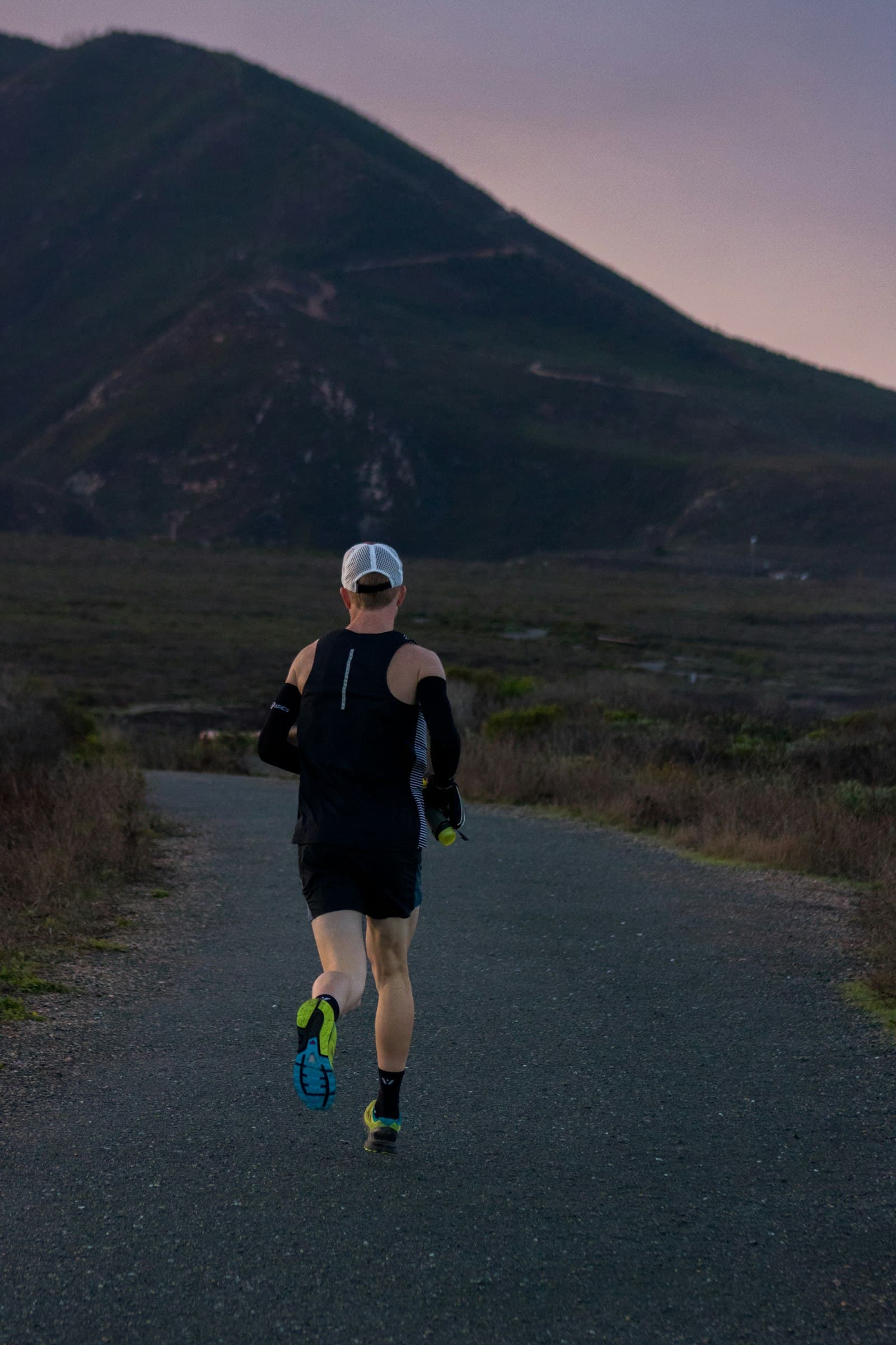 Une coureuse sur une route de campagne en pleine journee