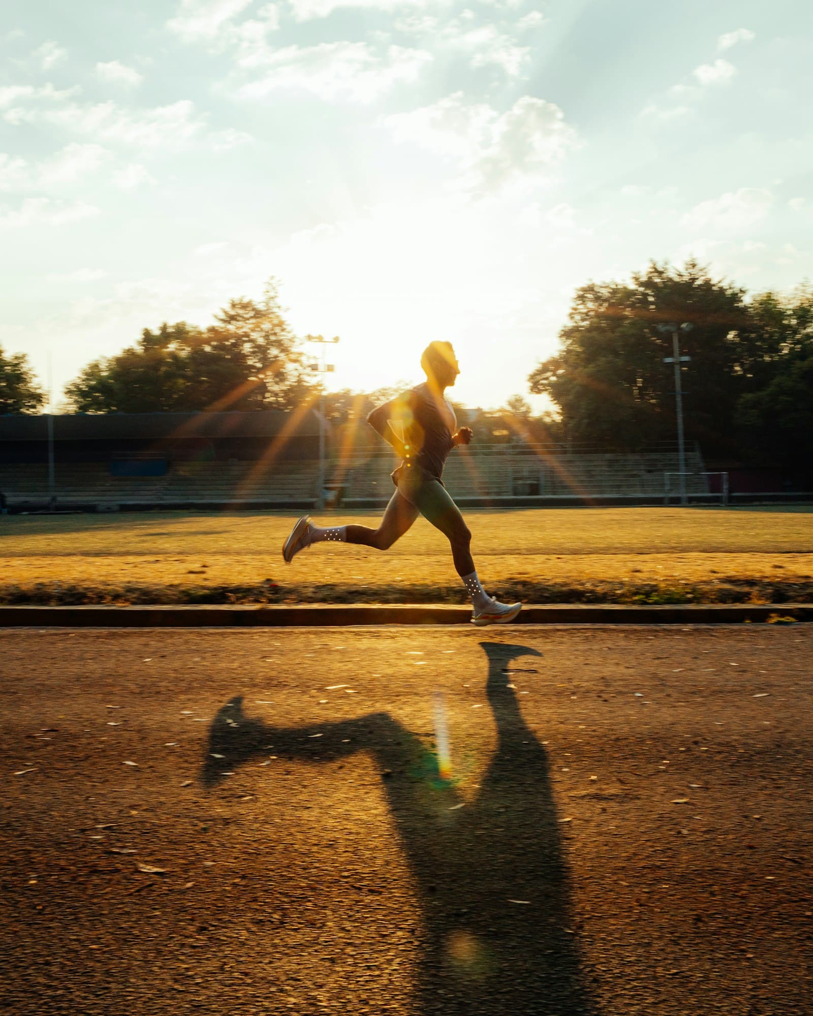Un coureur sur une piste sous une lumiere doree