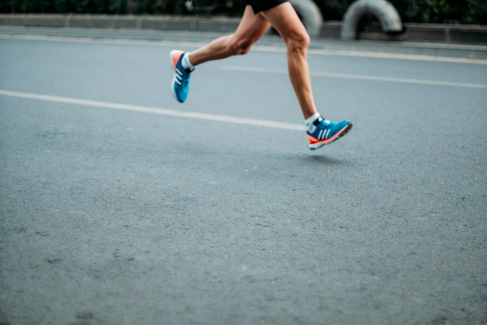 Une paire de chaussures de course bleues et blanches