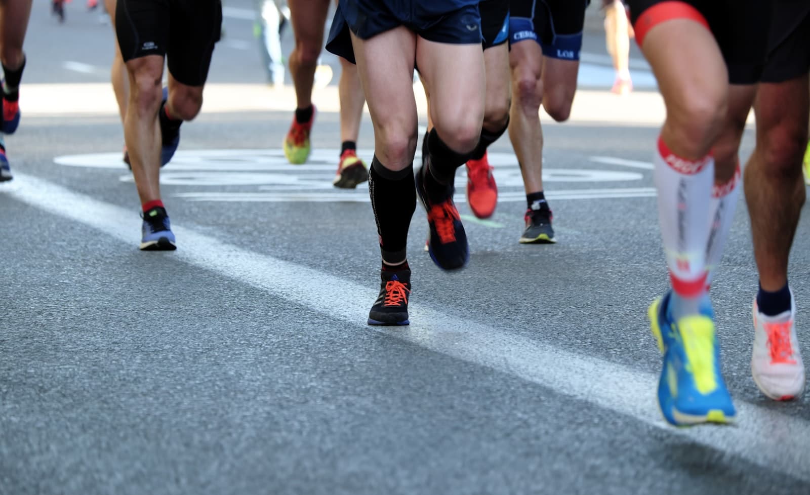 Des coureurs sur une route pendant une course