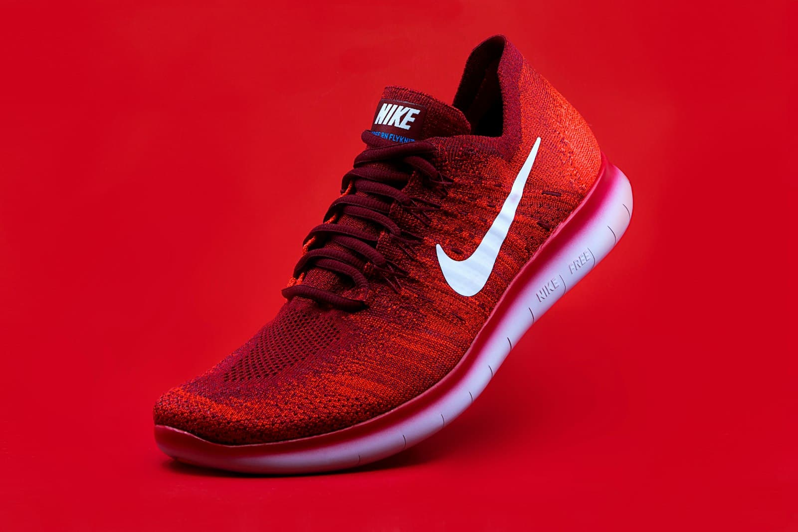 Une paire de chaussures de course rouges