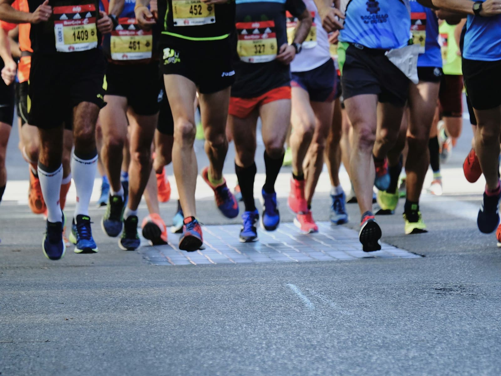 Des coureurs sur la route lors d'une course