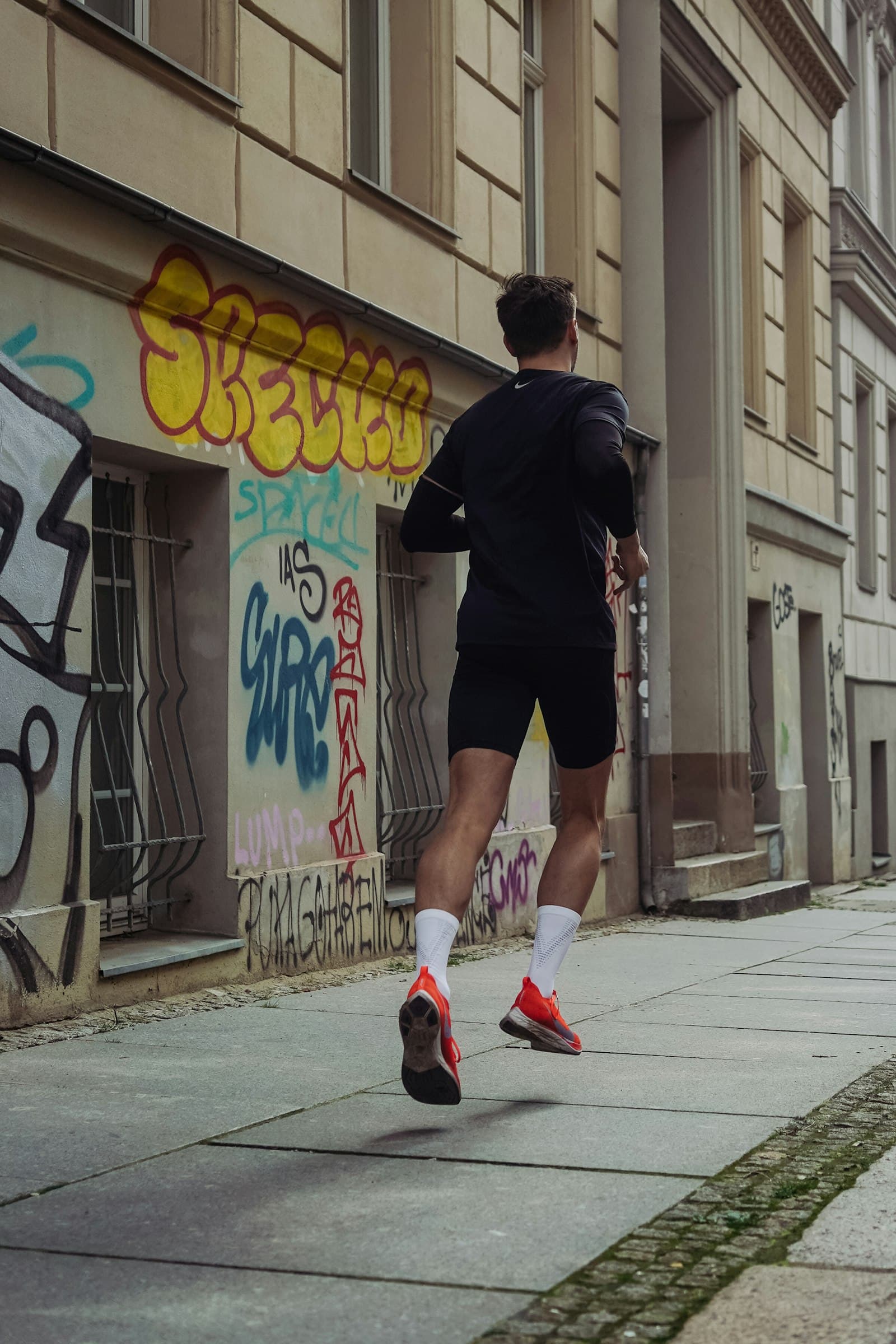 Un homme qui court sur le trottoir