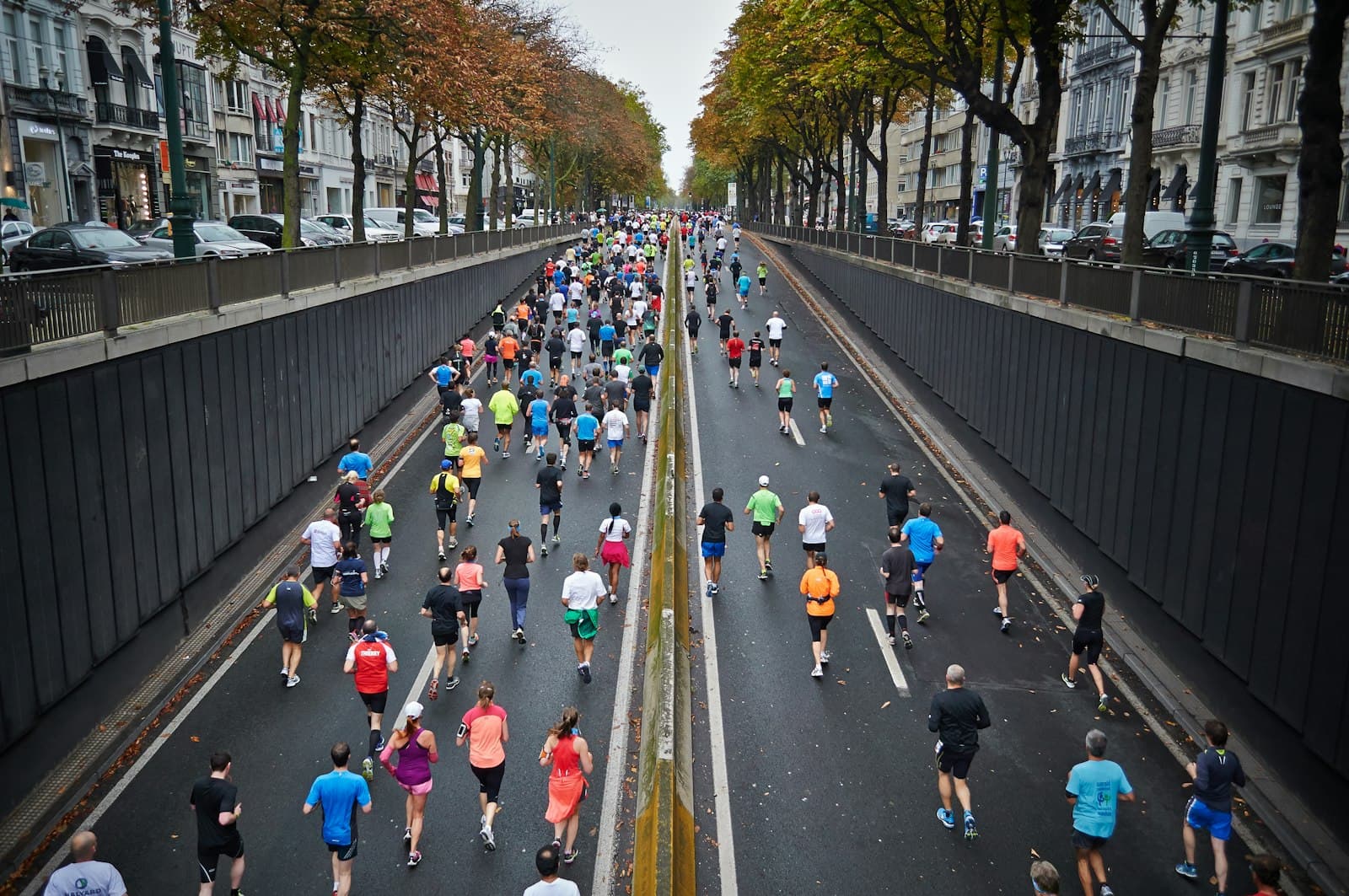 Des coureurs sur la route en pleine journee