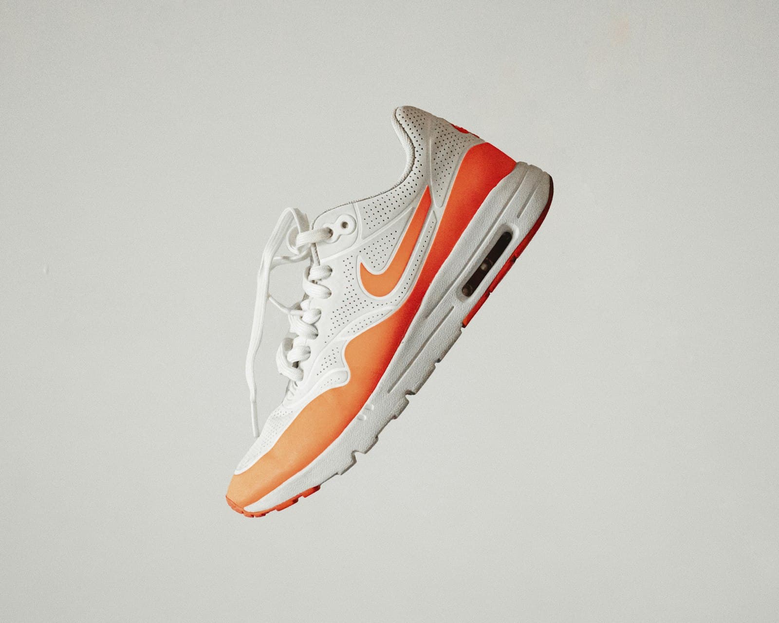 Une chaussure de course blanche et rouge