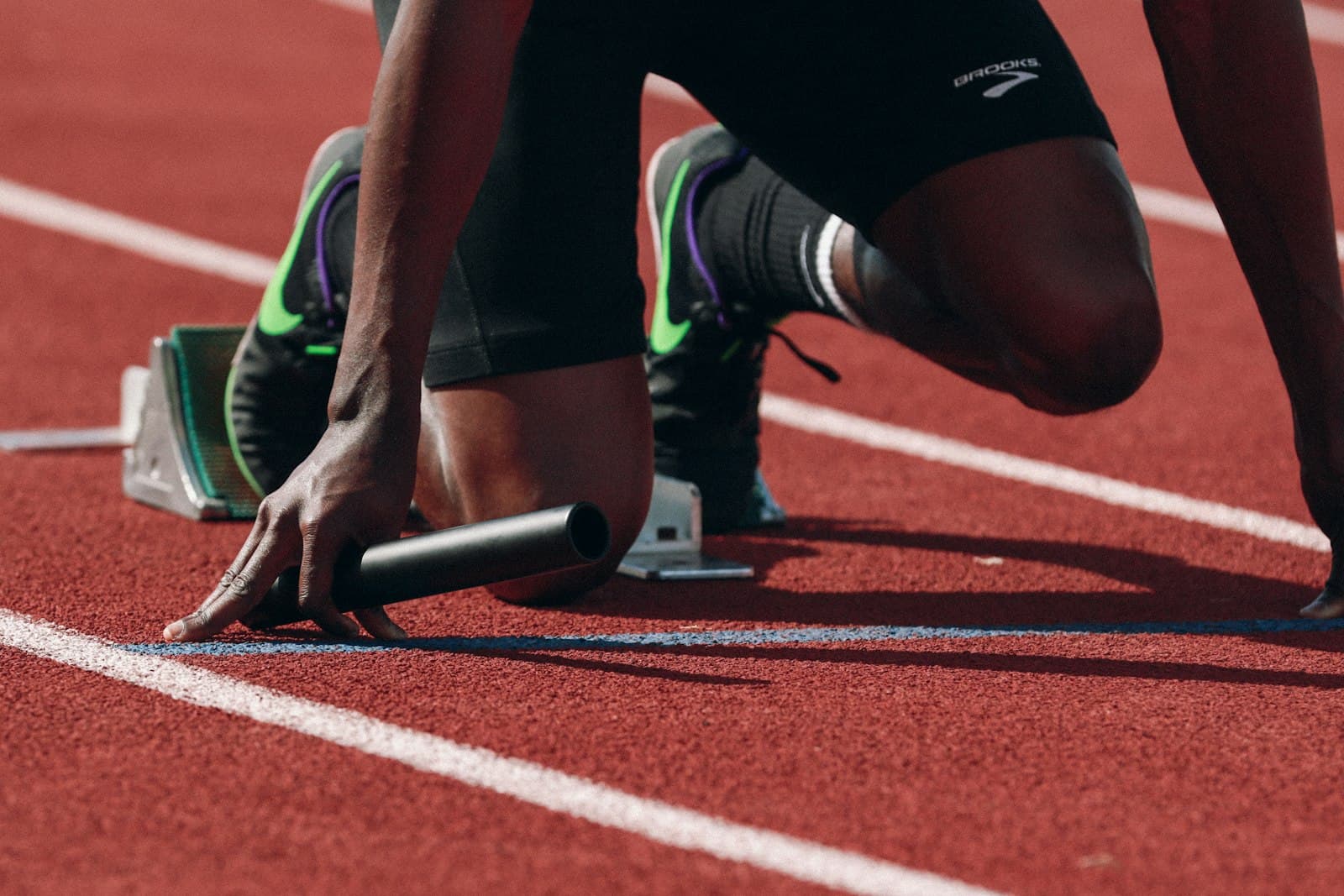Un coureur sur un terrain de course