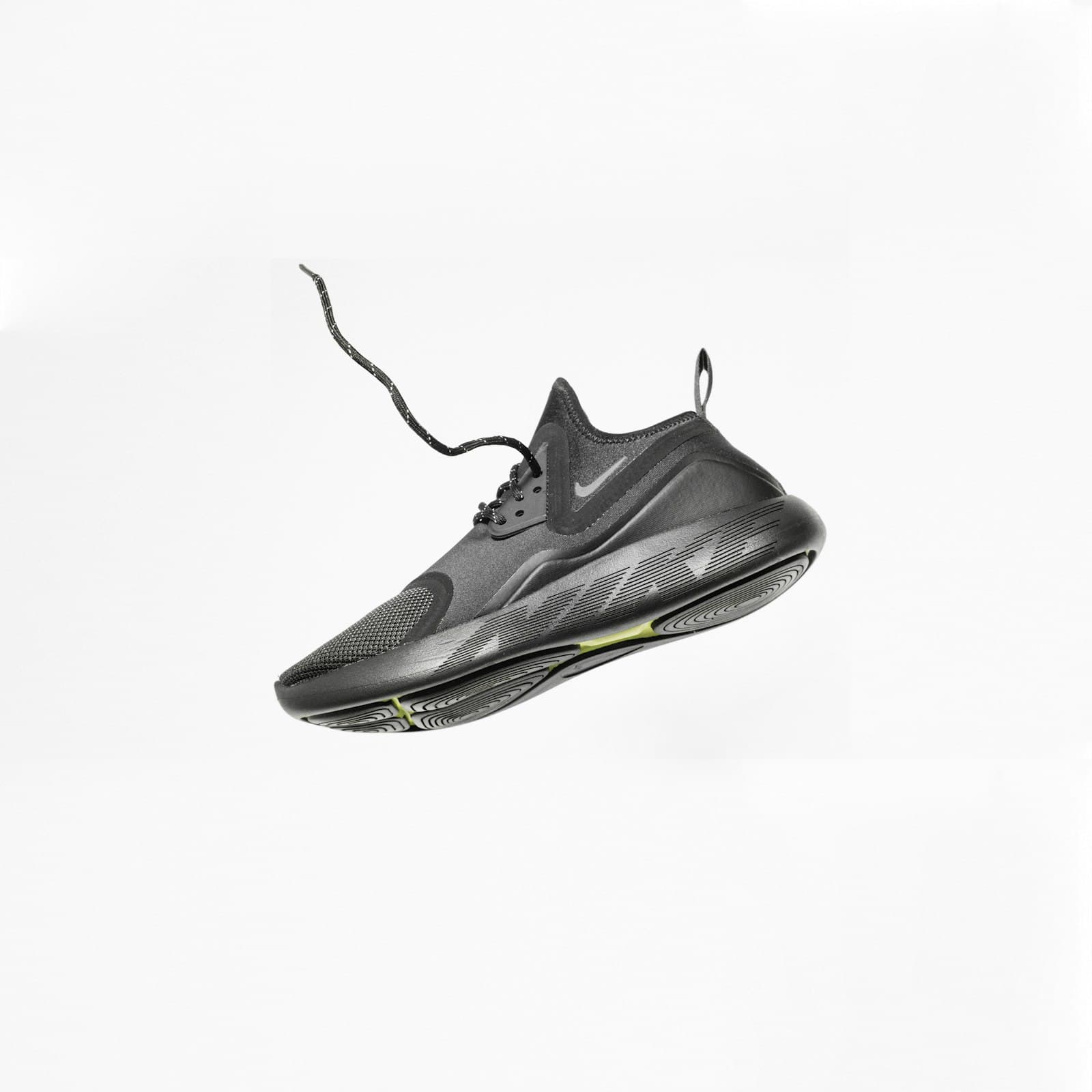 Une paire de chaussures de course grises