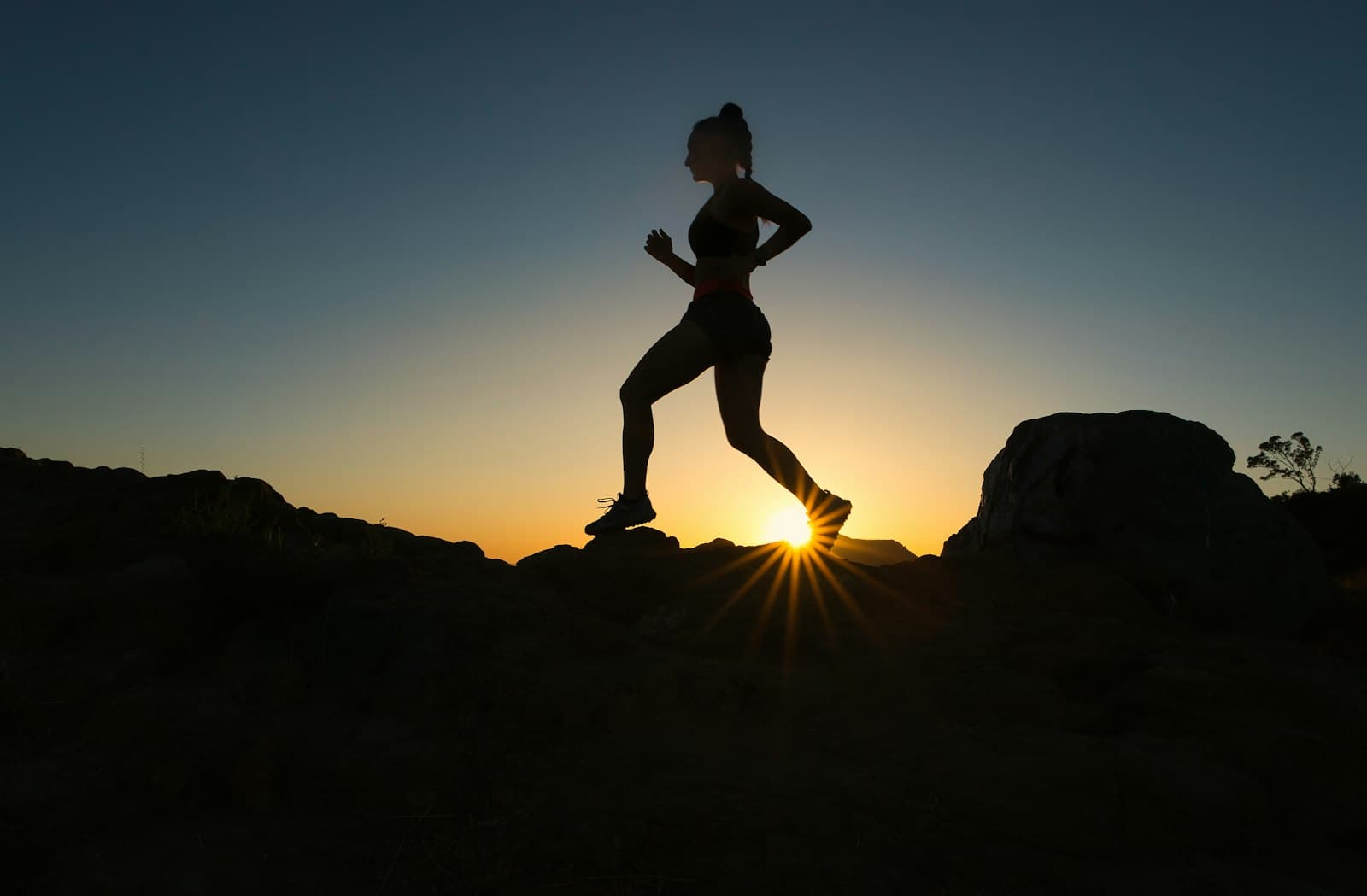 Un coureur en silhouette au coucher du soleil
