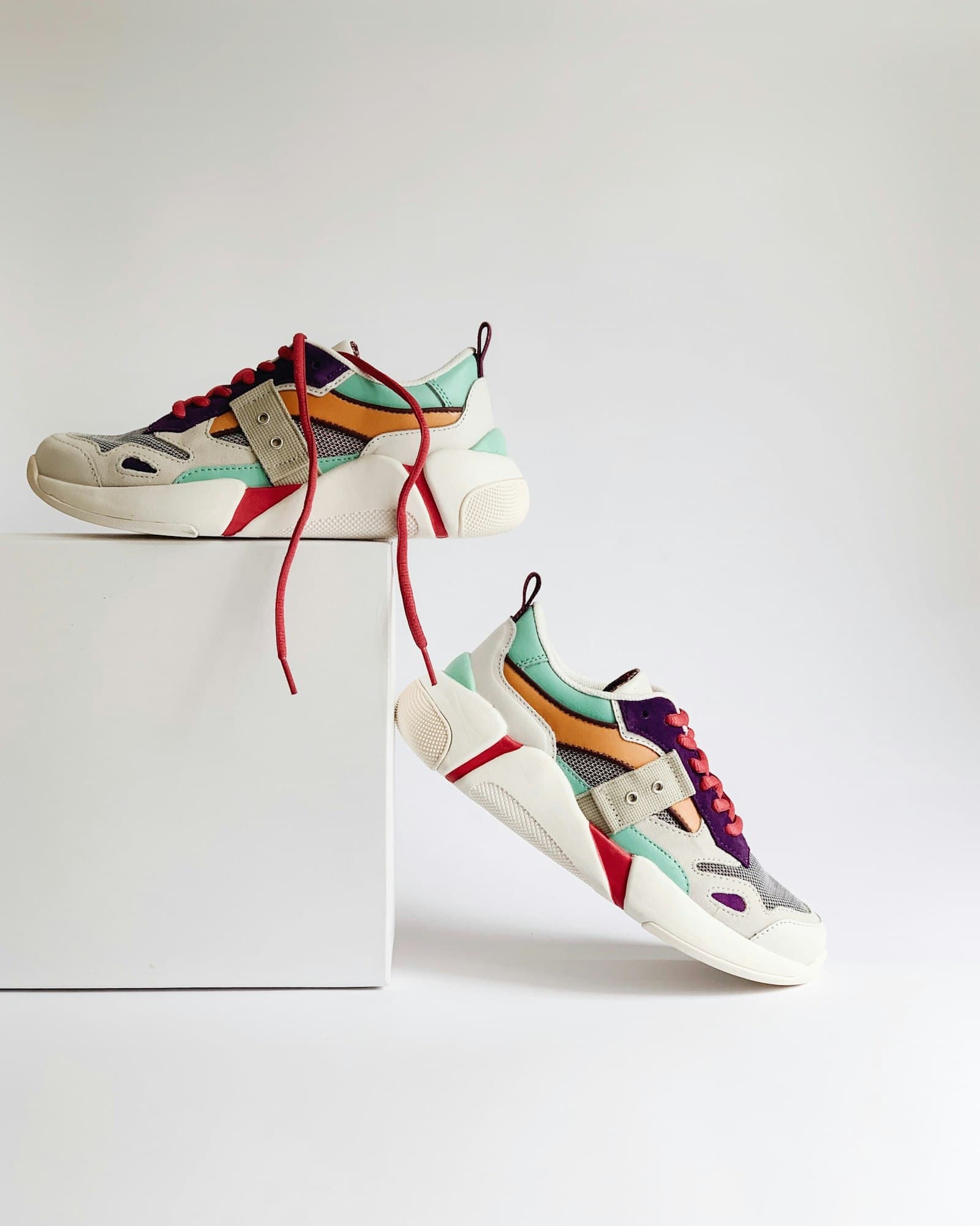 Une paire de chaussures de course blanches et orange