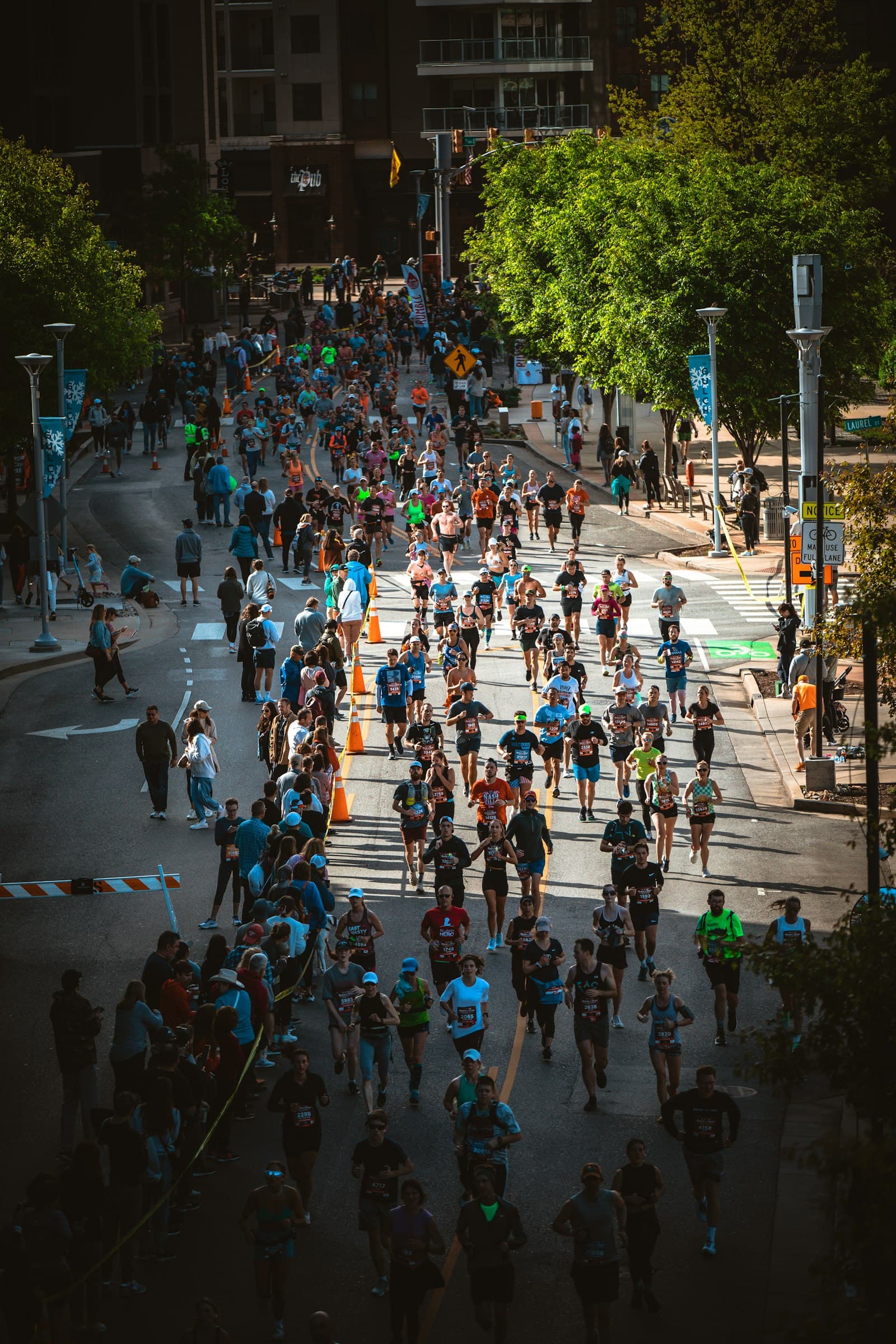 Un grand groupe de coureurs dans une rue