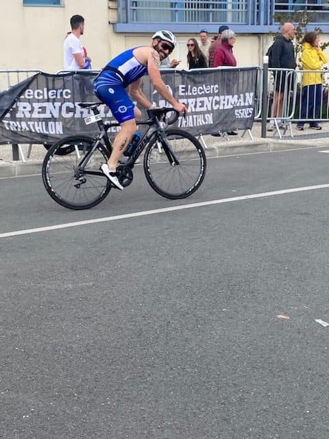 David à vélo lors d'un triathlon, sur le parcours du Frenchman Triathlon