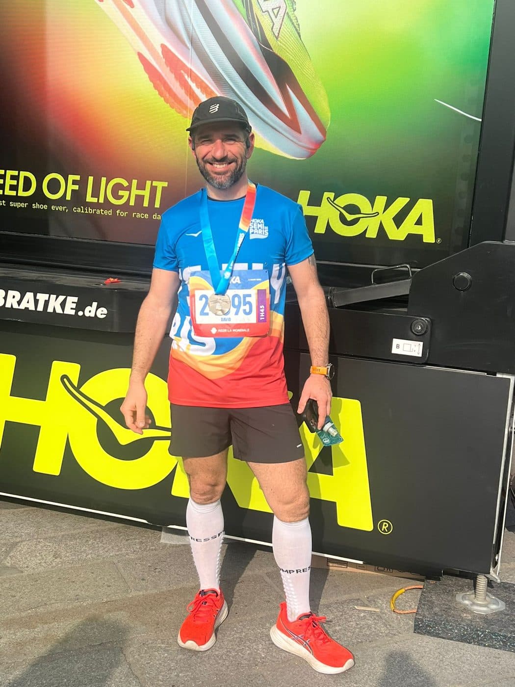 David à l'arrivée d'une course, dossard et médaille, souriant face à l'objectif